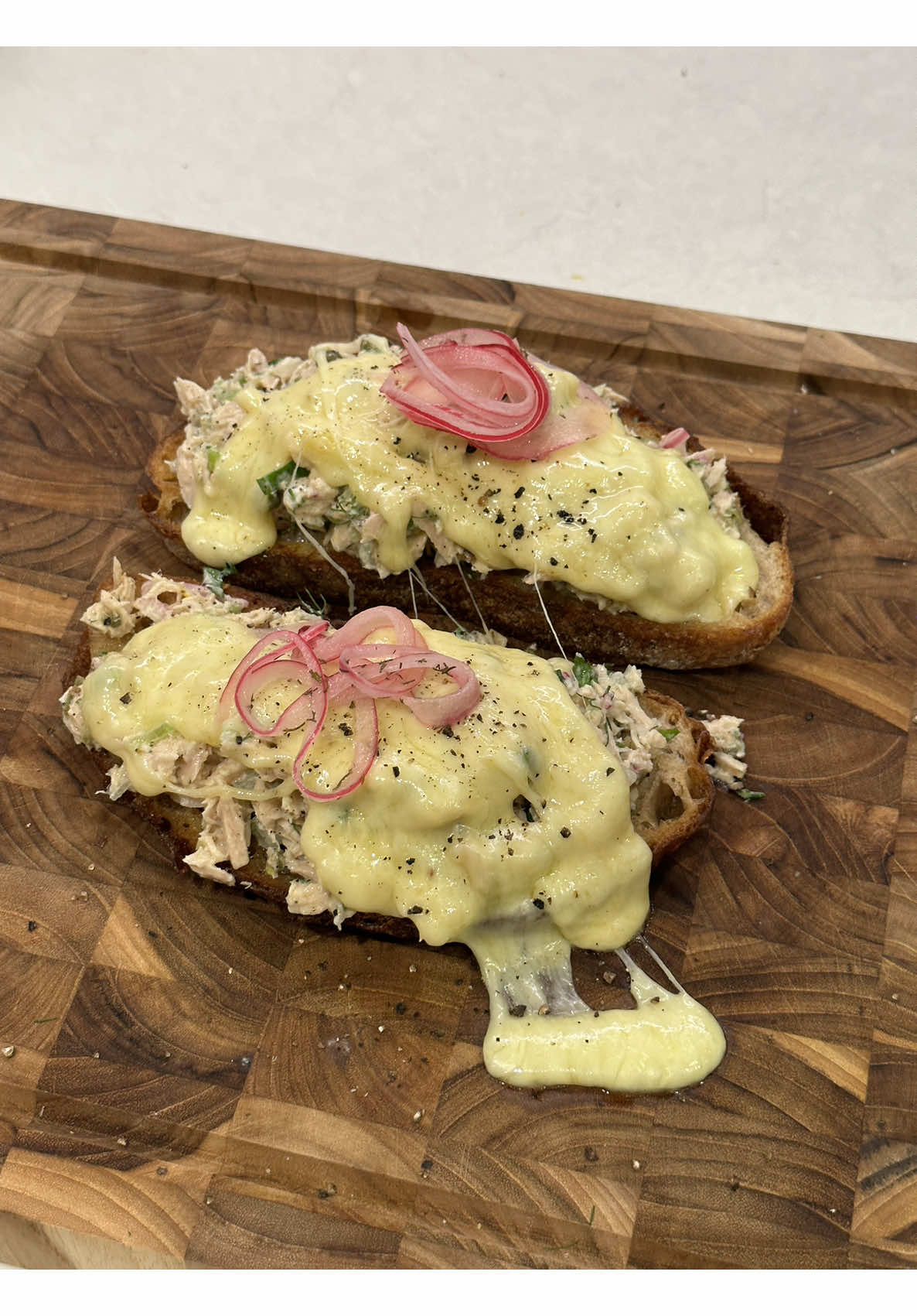OPEN FACED TUNA MELT MY WAY  Porción para 2  Una cena que también puede ser desayuno o comida, y a cualquier hora siempre “hits the spot”!  Ingredientes  200 g atún en aceite de oliva, drenado  2 varitas de apio, finamente picado  4 cdas alcaparras, finamente picadas  3 cdas cilantro, picado finamente 3 cdas perejil, picado finamente  2 cdas eneldo, picado finamente 2 cdas cebolla encurtida en vinagre, picada finamente  Opcional: jalapeños encurtidos, picados finamente (cantidad al gusto)  Jugo y ralladura de 1 limón amarillo  1/3 T yogurt griego  2 cdas mostaza dijon  Sal y pimienta al gusto  2 rebanadas de pan de masa madre 1 cda mantequilla para dorar el pan 4 rebanadas de queso que derrita, yo usé gouda  Preparación  1. Prepara la ensalada de atún: en un tazón mezcla todos los ingredientes hasta que queden bien incorporados y distribuidos. Reserva en el refri hasta que sea momento de servir  2. Precalienta un sartén con mantequilla y dora tu pan por ambos lados hasta que esté bien doradito y crujiente. En ese mismo sartén caliente, coloca todas las rebanadas de queso hasta que se derritan por completo 3. Finalmente monta la ensalada en el y baña con el queso derretido por encima. Acompaña con pimienta fresca y cebolla encurtida.  Y ahora si, enjoyyy!!! Es una de mis cenas favoritas!!  -HB 🤍 #tunamelt #tuesday #healthyfood #healthyrecipe #DinnerIdeas 