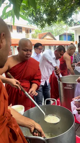 នាព្រឹកថ្ងៃពុធ ៣រោច ខែភទ្របទ ឆ្នាំម្សាញ់ សប្តស័ក ពុទ្ធសករាជ ២៥៦៩ ត្រូវនឹងថ្ងៃទី១០ ខែកញ្ញា ឆ្នាំ២០២៥ (បិណ្ឌ​ទី៣)​ ព្រះសង្ឃវត្តបទុមវតីរាជវរារាម​ ដឹកនាំដោយ​ព្រះវិជ្ជាកោវិទ​ សាន​ ភារ៉េត​ សមាជិក​ថេរសភា​ នៃព្រះពុទ្ធសាសនា​ នៅព្រះរាជាណាចក្រកម្ពុជា​​ បាននិមន្តចែកបបរ​ ជូនដល់បងប្អូនប្រុសស្រី​ ដែលនាំកុមារ​តូចៗ​ មកពីបណ្ដារាជធានី​ ខេត្ត​ សម្រាក់ព្យាបាលជំងឺផ្សេងៗ​ នៅមន្ទីរពេទ្យ​គន្ធបុប្ផា​ រាជធានីភ្នំពេញ​។