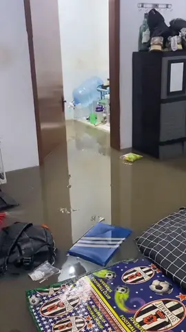 banjir Bali, seorang mahasiswa bagikan situasi Bali pagi ini yang dikepung oleh banjir yang semakin tinggi sampai saat ini ketinggian banjir setinggi lutut orang dewasa #banjirbali 