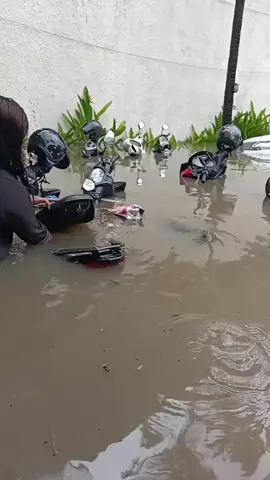 Kondisi parkiran disalah satu hotel di jalan gunung Soputan Denpasar