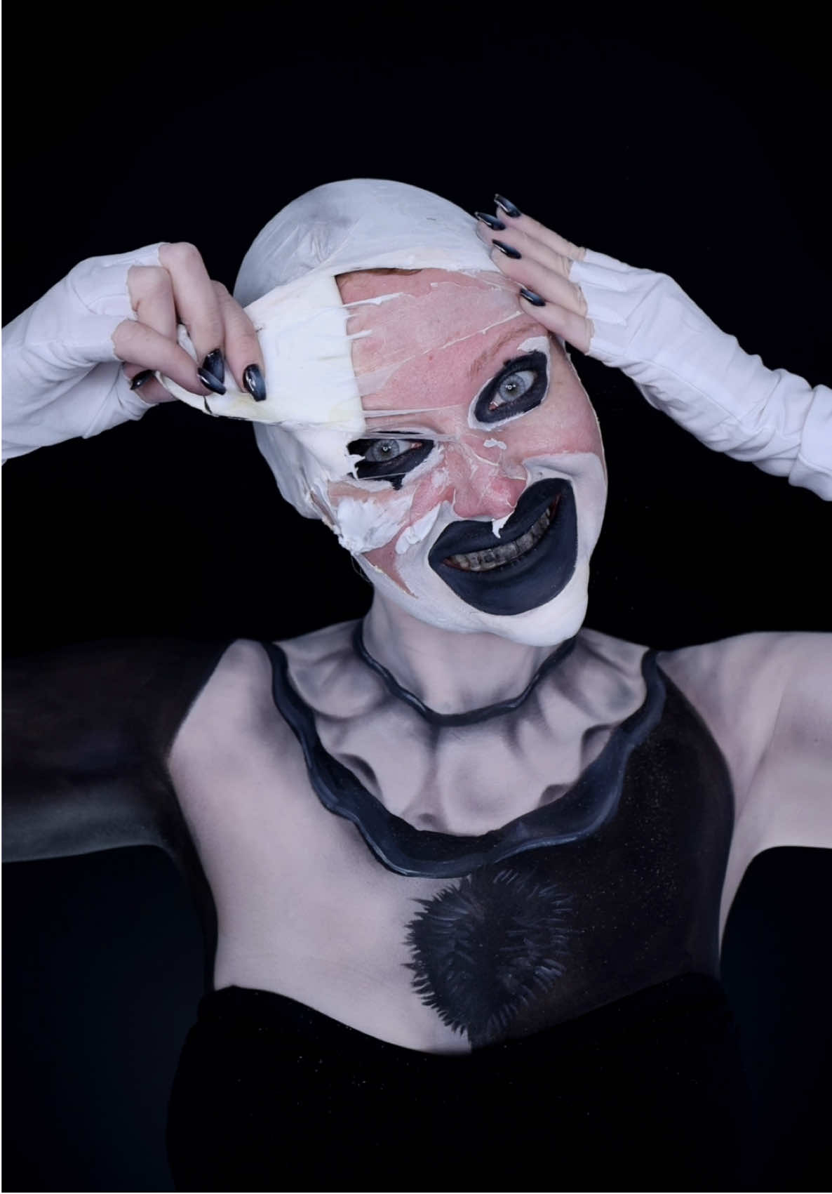 Stop on byyyy the clown cafe 🔪 #bodypaint #makeup #sfx #fyp #terrifier 