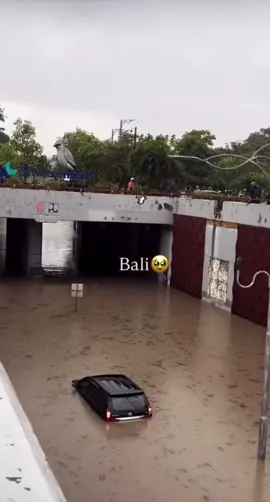 Bali hari ini chaos banget. Apakah kita juga harus mengurus banjir ini sama seperti ngurus sampah sendiri Pak Gubernur? Video: Infodenpasar #balibanjir #staysafe 