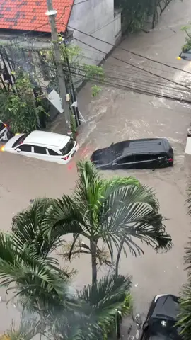 Denpasar Hari ini , Jalan Gung Soputan  , Semoga Bali dalam Lindungan Tuhan 🙏#banjir #hujan #bali #denpasar #fyp 