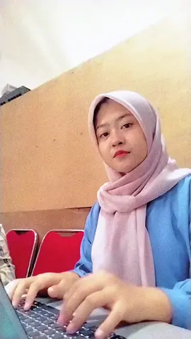 Aku sering berkata, “tidak apa-apa.” Seolah semuanya baik-baik saja, padahal di dalam hati ada sesuatu yang tak bisa dijelaskan dengan kata. Rasa ingin dihargai disetarakan dihormati bukan karena ingin lebih, tapi karena aku juga manusia yang punya rasa. Berpura-pura kuat ternyata melelahkan. Tenaga habis untuk tersenyum, sementara jiwa berteriak dalam diam.  Kata-kata sederhana, sikap yang membedakan, semua itu menoreh luka kecil yang lama-lama terasa besar. Kadang aku bertanya, mengapa perbedaan itu harus ada? Mengapa manusia sulit melihat bahwa setiap hati ingin diperlakukan dengan adil? Lalu aku sadar, bukan salah mereka sepenuhnya. Barangkali hatiku sendiri masih belajar menerima, masih belajar bersyukur, masih belajar ikhlas pada hal-hal yang tak sesuai harap. Mungkin inilah perjalanan jiwa: merasa sakit, lalu mencoba merelakan. Belajar bahwa “tidak apa-apa” bukan sekadar menutupi luka, tapi jalan perlahan menuju kekuatan yang sesungguhnya. #foryoupage❤️❤️   #manusiaperasa  #tanpabicara