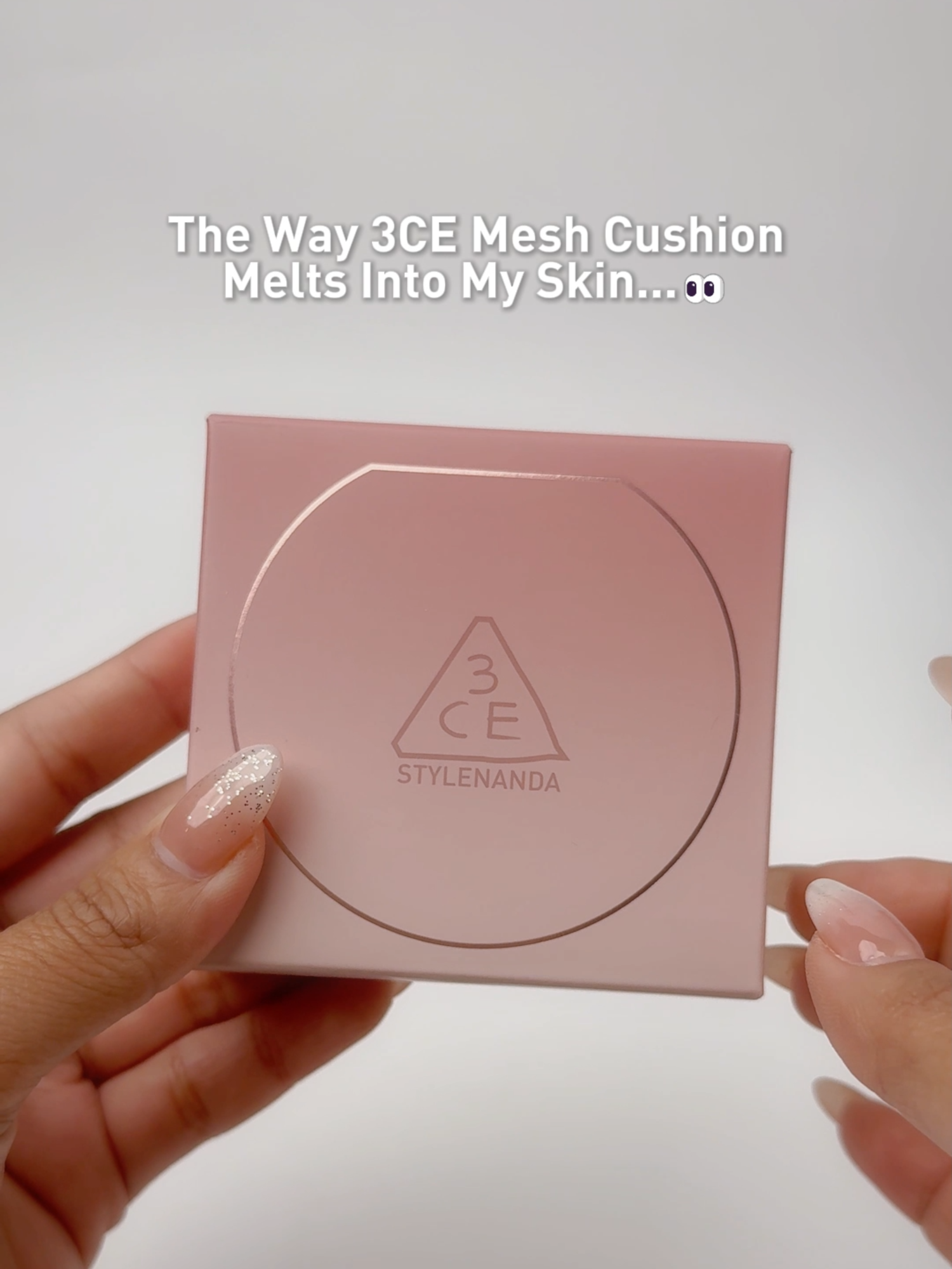 Can we talk about how 3CE Mesh Cushion just melts in? 👀 Seamless coverage, breathable texture, effortless glow ✨ 3CE FITTING MESH CUSHION 💗 ✨ 14H pearlfect color with super pearl pigments to brighten and even skintones ✨ 3-in-1 cushion (Essence, primer, makeup base) ✨Lightweight & comfortable feel ✨Buildable coverage ✨Glowy Matte Finish #3CEMY #3CEMALAYSIA #FITTINGMESHCOVERCUSHION #PEARLFECTCUSHION #PEARLSKIN