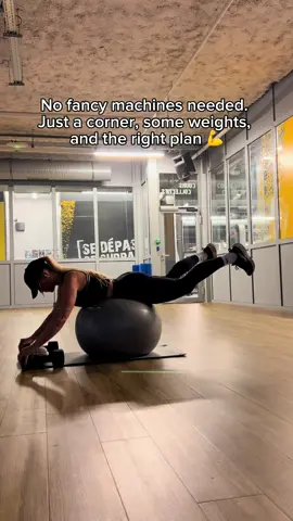 Find me in the corner 👀 #GymTok #FitTok #gymbeginner #dumbbellworkout #beginnerworkout 
