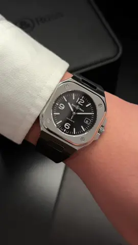 🇨🇭 Bell & Ross BR05A-BL-ST/SRB – Sắc Đen Đô Thị, Phong Cách Không Thể Lẫn 	•	Thiết kế circle-in-a-square táo bạo, vỏ thép 40 mm mạ satin-polish liền mạch với dây cao su đen – biểu tượng phong cách kiến trúc mà vẫn mềm mại để ôm ấm cổ tay bạn.    	•	Mặt số đen sun-ray kết hợp cọc số lớn và kim phủ dạ quang Super-LumiNova® — nổi bật giữa đêm tối nhưng vẫn tinh tế.    	•	Máy BR-CAL.321 tự động, năng lượng dự trữ ~38 giờ, hoạt động ổn định và mượt mà.     	•	Chống nước 100 m, kính sapphire chống phản chiếu và nắp lưng trong suốt – vừa chắc chắn, vừa cho phép chiêm ngưỡng chuyển động bên trong.   #Bellan#BellandRoss##Br05t#SwristWatcho#DongHoPhoo#DongHo