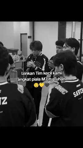 Bismillah tahun ini rezeki kalian walaupun banyak yang raguin tetap kita usahakan piala msries itu ya 🥺🙏💛🖤  #onicesport #onic #fyp #onicid #mpl @ONIC Esports 