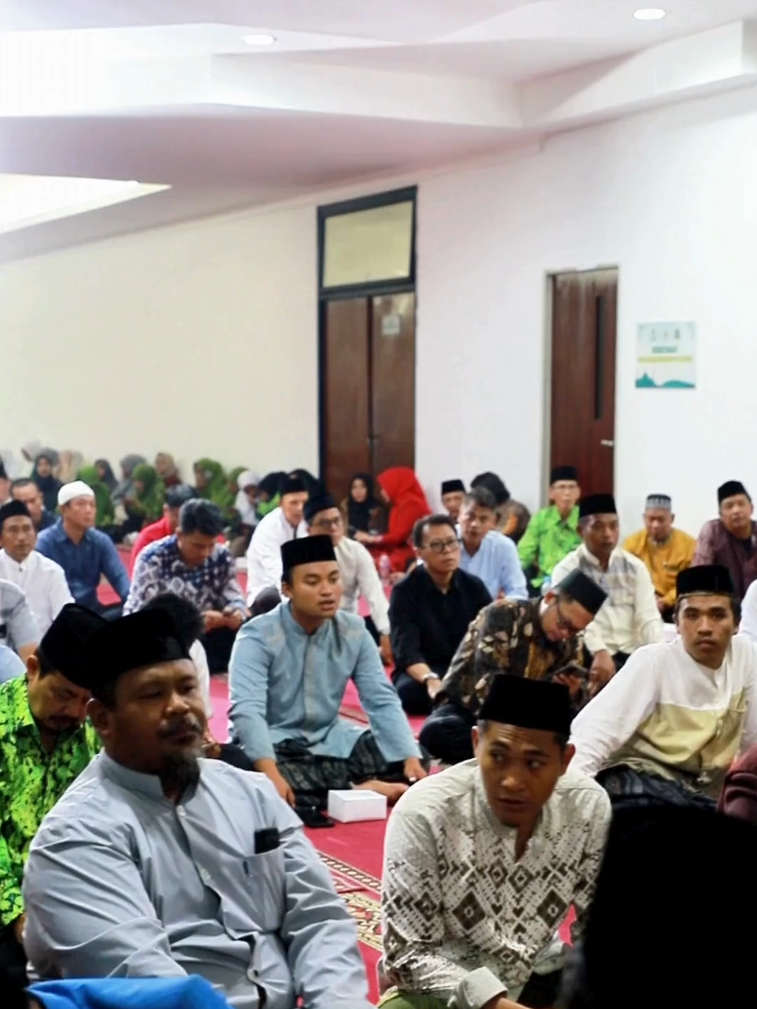 #repost Sahabat BPN Banten Menanjak, Kepala Kantor Wilayah BPN Provinsi Banten, Sudaryanto, menyerahkan sertipikat wakaf masjid kepada 12 orang nadzir, didampingi oleh para Kepala Kantor Pertanahan se-Provinsi Banten dalam rangka memperingati Maulid Nabi Muhammad SAW. Simak selengkapnya video berikut ini ! #IndonesiaTerusMaju #FilosofiSapulidiBPNBanten #BPNBantenMenanjak #LebihCepatLebihBaik #MelayaniProfesionalTerpercaya