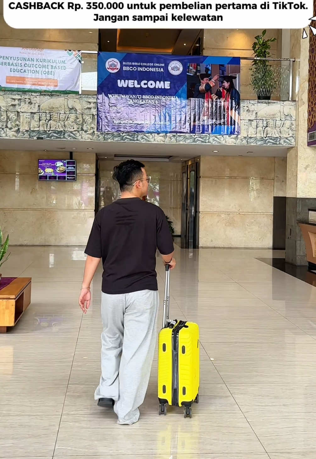 HOTEL MURAH DI DENPASAR HOTEL 300ribu di Denpasar Lagi ada FLAS SALE DISKON UP TO 50% dan CASHBACK 350ribu untuk pengguna pertama TikTok. Caranya gimana ?  1. Klik tag lokasi hijau divideo aku 2. Pilih tgl staycation 3. Pilih room 4. Lakukan sampai pembayaran selesai 5. FYI, masukkan email yang sesuai karena akan masuk ke email kalian Happy Staycation #JelajahHotelAkhirPekan #JelajahAkhirPekan #HealingBarengKeluarga #DenpasarBali #Berandamu 