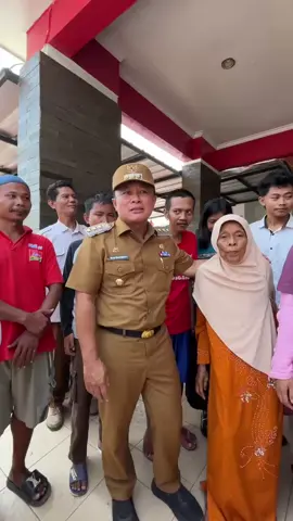 saya berkunjung ke Puskesmas Maleber, bertemu dengan pasien ODGJ yang sedang menjalani kunjungan rutin untuk pengobatan. Ada banyak cerita dan pengalaman yang mereka sampaikan, sederhana tapi penuh makna, tentang bagaimana perjuangan mereka untuk tetap tenang dan sehat. Dari obrolan itu saya semakin yakin bahwa kesehatan tidak hanya soal fisik, tapi juga mental yang harus kita jaga bersama. Dukungan dari pemerintah dan masyarakat sangat penting agar mereka merasa diperhatikan dan tidak sendirian dalam menghadapi kondisi yang dijalani. #kuninganmelesat #kuningan #dirahmati #dianrachmatyanuar #dry 