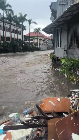 jembatan Jl Hasanuddin #Banjirdenpasar #Banjirpasarbadung #infodenpasar #banjirbali 
