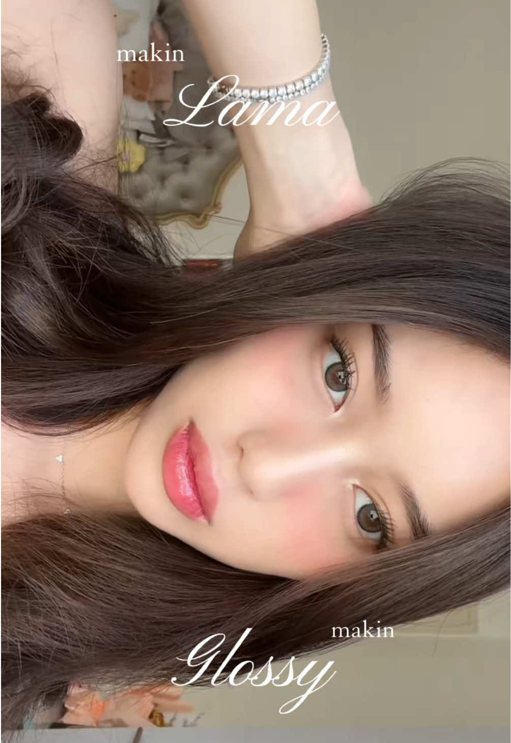 she’s glossy, she’s hydrating, and she’s everything i’ve ever wanted! Glassy Glow Lip Tint dari @Cleyà Beauty 🍧♥️ 