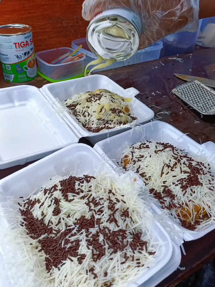 Pisang Keju yang bikin orang Banjar rela antri..dimana lagi kalo bukan  Juaranya Pisang Keju 🚩Waterpark/WP Kota Banjar. Setiap hari Minggu Pagi #pisanggorengviral #kulinerkotabanjar #kulinerbanjarpatroman #pisanggoreng #juaranyapisangkeju 