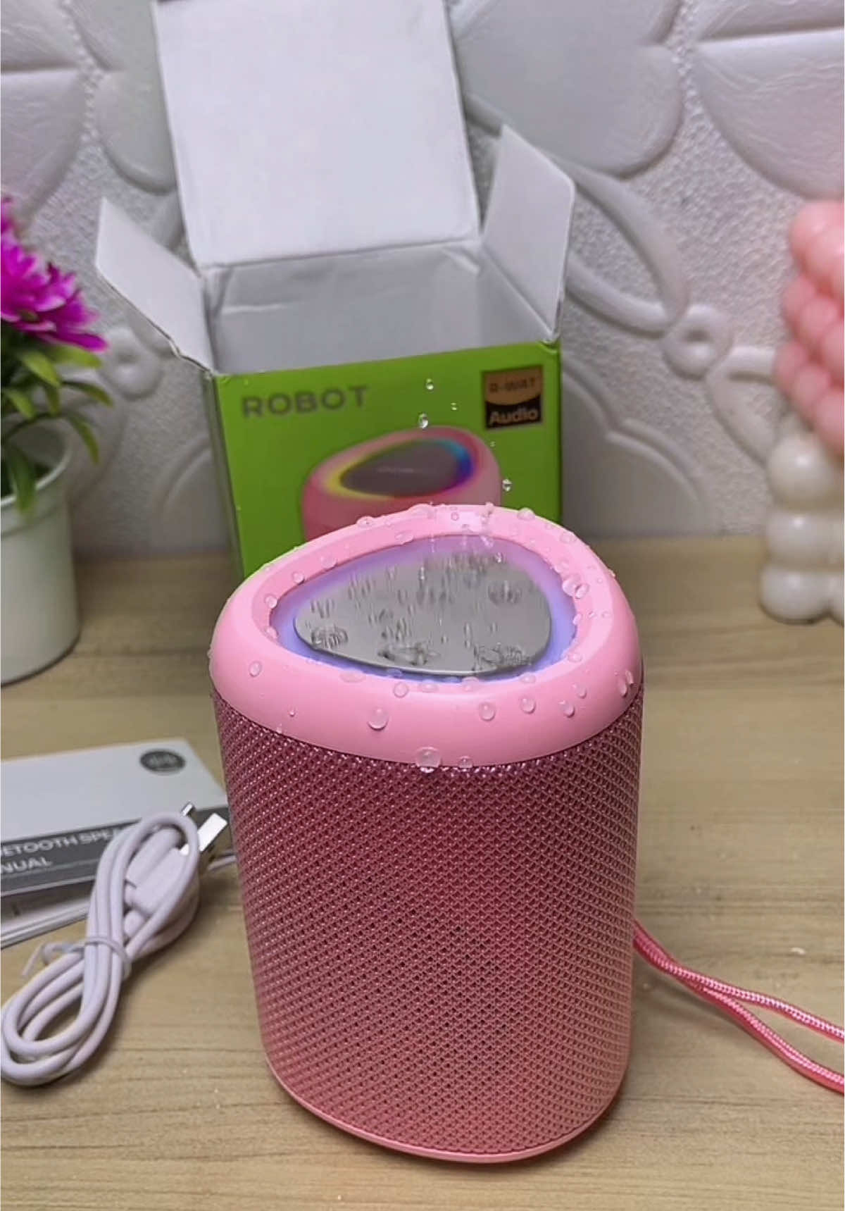 Grabe sobrang solid ng bass kahit maliit lang, dumadagundong talaga. #robot #robotspeaker #portablespeaker #minispeaker #highquality 