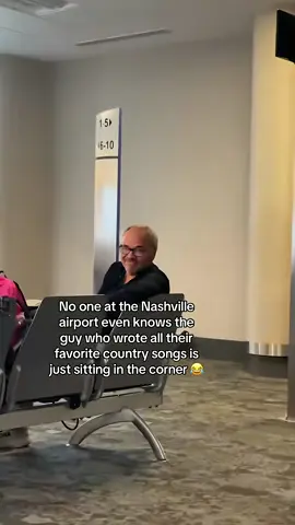 He looked #songwriter #fyp #airport #nashville 