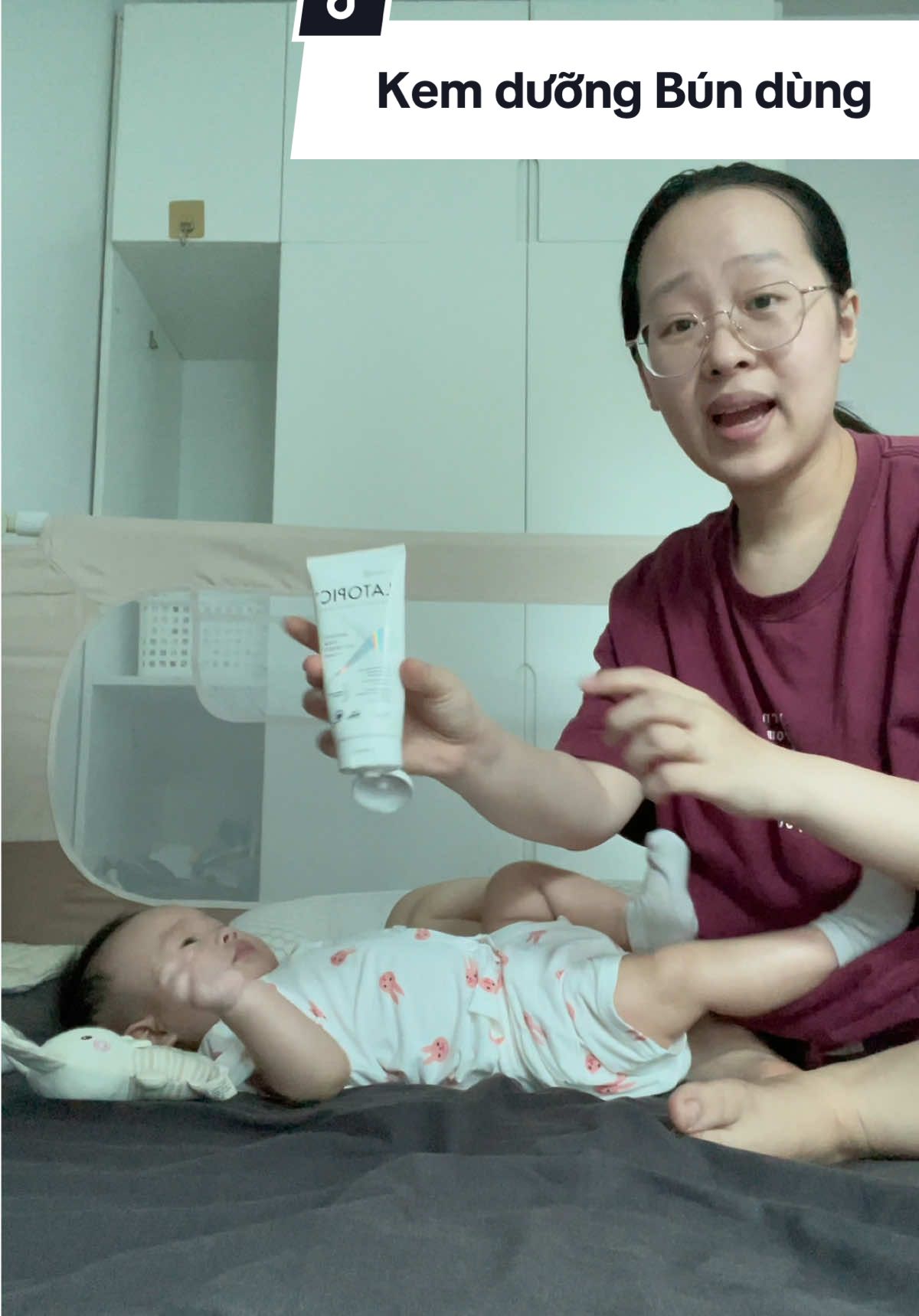 Nếu da con nhạy cảm sẵn, lại nằm điều hoà cả ngày cộng với thời tiết đang hanh khô giao mùa nữa nên ba mẹ chăm thoa kem dưỡng cho con nha, đừng giống mẹ Bún😭 #kemduongam #kemduongchobe #kemduonglatopic 