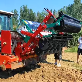 This export-oriented tractor-driven automatic rotary tiller seed drill can be used for both rotary tillage and simultaneous sowing. Easy and flexible to operate, it's economical and practical, reducing labor intensity and improving efficiency, making it a great helper for agricultural planting.#Factory #tractor #daily #fyp #tiktok #sower#agriculture#agricultural machinery#Agricultural planting#export trade#Factory sales