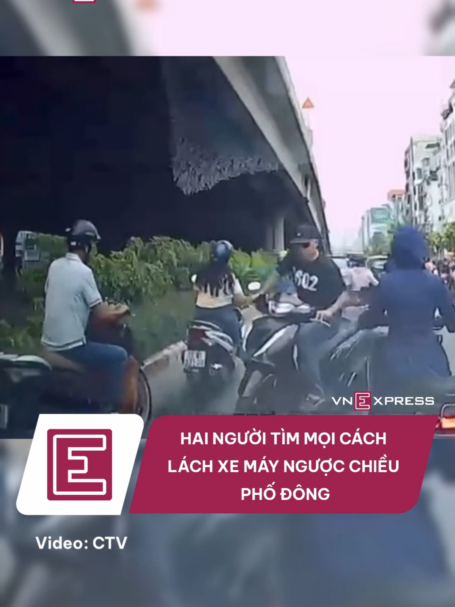 Không đội mũ bảo hiểm, hai thanh niên điểu khiển xe máy đi ngược chiều len lỏi qua các phương tiện đúng chiều, hôm 9/9 tại Nguyễn Xiển. #vnexpress #tiktoknews #vne #giaothong