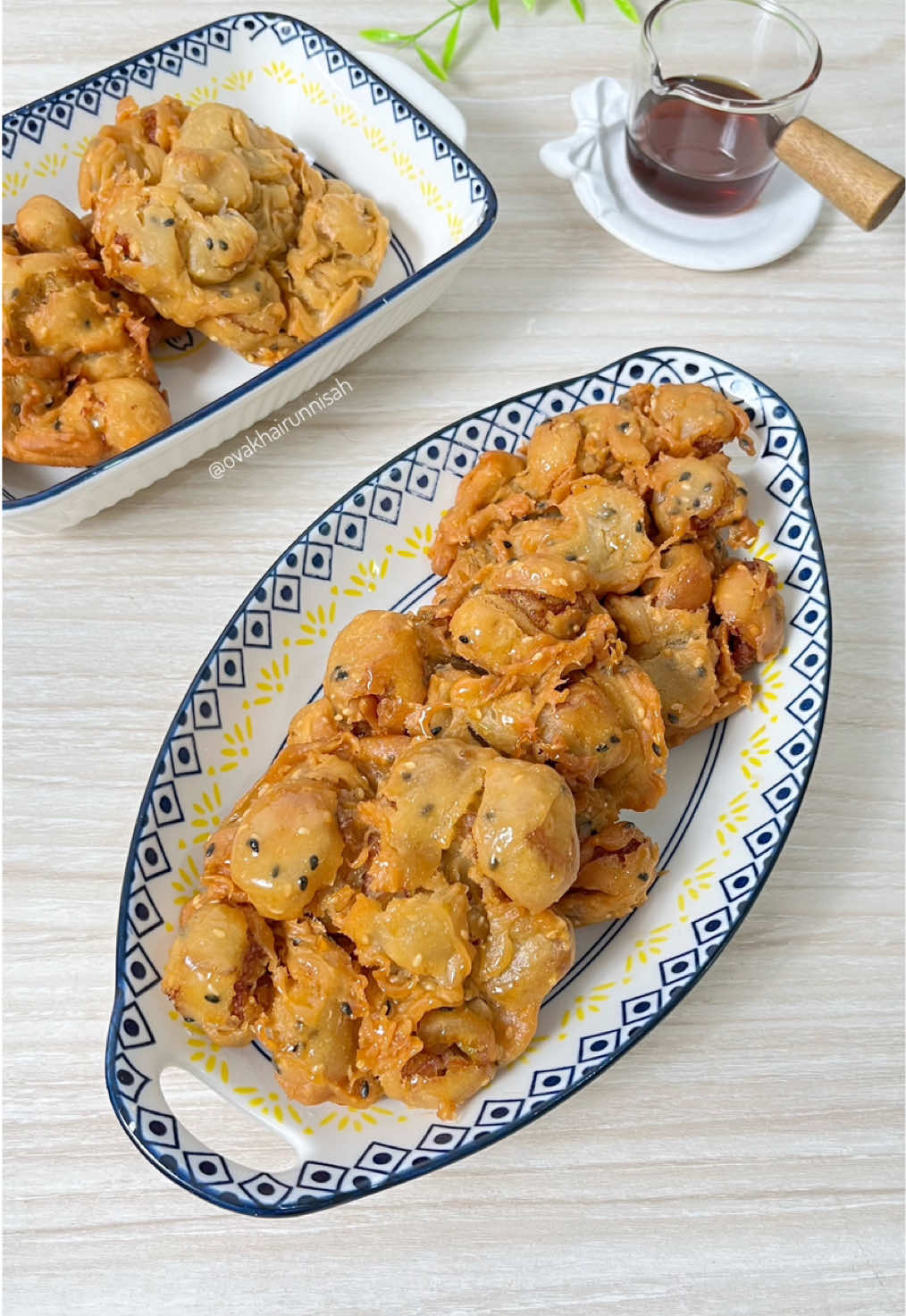 PISANG GORENG MADU Recook by @ovakhairunnisah Bahan: - 250 gram tepung beras - 150 gram tapung terigu protein sedang - 5 gram garam  - 1/4 sdt vanilla essence  - 1 sdt gula - 65 gram madu - 300 ml air es (me: 500 ml) - 40 gram margarin cair - 13 buah pisang matang - 15 gram wijen Cara membuat simak video sampai selesai ya. Follow juga @ovakhairunnisah untuk update resep lainnya. #berbagiresep #pisanggorengmadu #pisanggorengmadujumbo #pisanggoreng