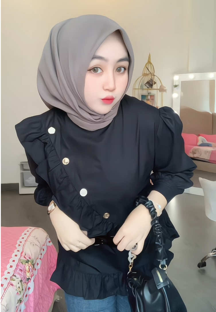 Lagi suka sama atasan ini🤏🏻✨#outfitideas #inspirasioutfit #OOTD #ootdhijab #liliblouse 