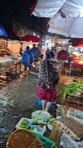 Detik² Banjir dalam Pasar Kumbasari 😔, semoga semua selamat 🙏  #pasarkumbasari #pasarbadung #fyppppppppppppppppppppppp 