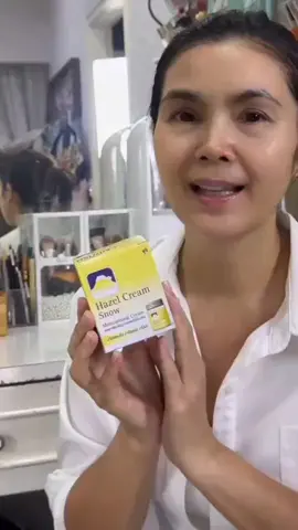 ใครจะคิดว่าการไปเดินเล่นที่ Donki แล้วได้เจอครีมในฝัน .. 💛✨ “ครีมภูเขาเฮเซลสโนว์” ครีมในตำนานที่หลายคนตามหา 🌿 สูตรพิเศษจากครีมบัวหิมะ + เฮเซลนัท ให้ผิวกลับมาชุ่มชื้น สุขภาพดี ดูแลครบจบในกระปุกเดียวค่ะ 💛💛 #Hazelsnow #เฮเซลสโนว์ #ครีมภูเขา #ครีมภูเขาในตํานาน #ครีมเนื้อหิมะ @fujicreamdotcom 
