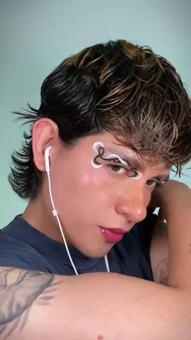 haciendo un delineado a ciegas 🧞🤍, te gustó? #makeup #maquillaje #delineado #makeupchallenge #Eyeliner 