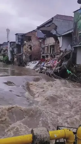 Rabu (10/9) Kondisi terkini dari bangunan ruko yang roboh di bantaran Tukad Badung atau di belakang Jln. Sulawesi, Denpasar. Info dari @krisnawanvigarmasta #CitizenJournalist #InfoDenpasar