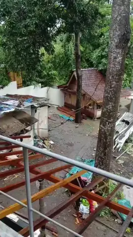 Sesosok jenazah diduga menjadi korban terseret banjir dan tersangkut di daerah Umalas, Klecung, Kerobokan, Badung, Bali, Rabu, 10 September 2025. ‎🎬Sumber: istimewa