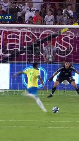 ¿El mejor del mundo, pero uno más con la selección? 🤔 Vini Jr. brilla en el Madrid, pero con Brasil acumula jugadas malas y un rendimiento que divide opiniones. Su suspensión en la Copa América fue un golpe duro. 🇧🇷❌ Y tú, ¿qué nota le pones a Vini con la ‘Canarinha’? ¡Comenta abajo! 👇 Gracias por vivir toda la pasión de las Eliminatorias Sudamericanas 2026 por Fanatiz ¡Te esperamos para las próximas eliminatorias! #ViniciusJr #ViniJr #Brasil #Fútbol #eliminatorias2026 