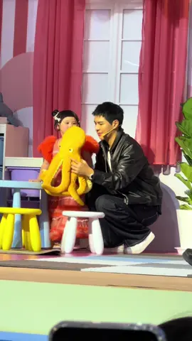 น้องเกลแฮปปี้เบิดเดย์พี่คัลแลน 🩷 แล้วก็จูงมือไปเล่นกันเล้ยยยยย🤣 เด็กฉามขวบ 🤭 #ซัมซุงกาแลคซี่เปิดตี้หมูกระทะ  #GalaxyZFlip7 #แอบิเกล  #cullenhateberry  #แอบิเกลลูกแม่ชม 