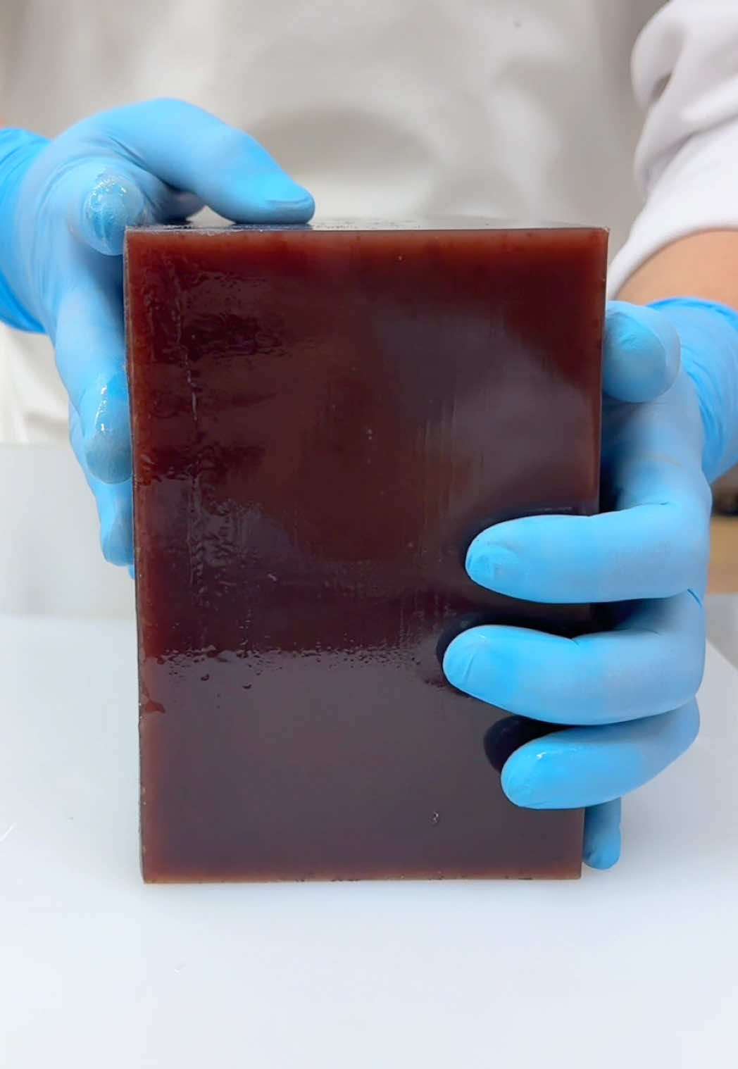 200年以上の歴史を持つ日本のスライス羊羹🍡 古くから伝統銘菓を作り続けるこちらのお店では、1枚1枚丁寧にスライスするオリジナルの羊羹が食べられる！ まるでスライスチーズのような革新的アイデアで、手を汚さずあんバタートーストを食べられる🍞 ネットでの注文もできるのでこれは買いでした🧈 📍亀屋良長 / 京都 ￥540～/人 ⏰営業時間：9:30〜18:00 💤定休日：なし 🏠住所：〒600-8498 京都府京都市下京区四条通油小路西入ル柏屋町１７−１９ #東京グルメ #京都グルメ #tiktokfood 