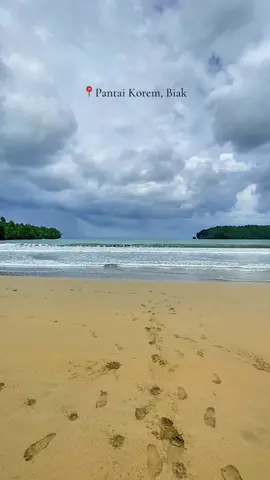 Pantai favorit sy ini  krn sepi tidak ramai dan sunyi hanya terdengar deburan ombak … tempat terbaik utk me refresh otak yg penuh dengan keruwetan hidup ini 😌 #biakpapua #papuatiktok  #korembiakutara  #fyp #lewatberanda 