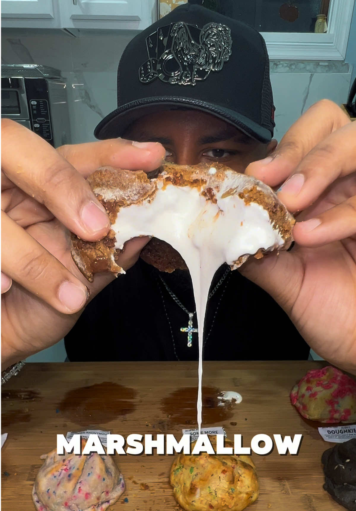 The filling is amazing! 😮‍💨 9.5/10 rating overall. #creatorsearchinsights #fatandweirdcookie #cookiemukbang #mukbang #foodreview 