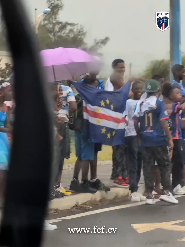 Povo 🤝 Seleção Que união bonita! ❤️ A população de Cabo Verde está eufórica com a campanha da Seleção nas Eliminatórias Africanas. Os Tubarões Azuis estão a uma vitória de garantir uma vaga no Mundial 2026. Além de Brasil e Portugual, será que teremos mais uma nação que fala português na Copa do Mundo? 🎥: fcfcomunica #Redes8