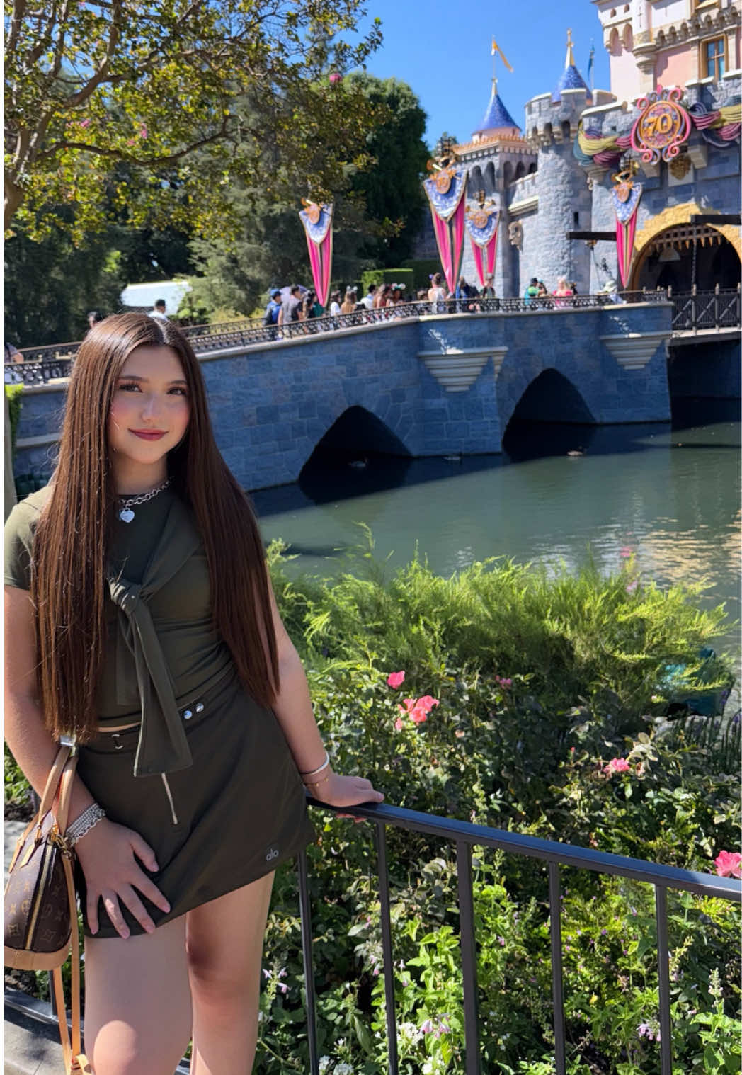 Vístanse conmigo para ir a DISNEY..! 🐭🎃🤎. . .!  Outfit alo..!  Muchísimas gracias por ver! 💖👯‍♀️ Mañana les voy a subir un vlog de mi día en Disney 🤭🎃🐭..!  #disney #losangeles #fyp #alo #victoriassecret 