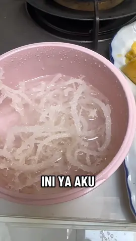Seamossgel homemade ala mak2 kere 😎 di jamin kalo makan no uweek uwekk  1.rendam semalaman bahan dasar #rumputlaut  pagi bilas hingga bersih airnya  2. Rebus air diamkan sebentar masukan #rumputlautkering nya diamkan kembali -+ 10meniy rumout laut akan mengembang baru di blender beserta air rebusan tadi  3.masukan buah sesuai slera  4.masukan pemanis sesua slera  5.blender hingga halus masuk jar n simpan di dalam lemari es   Dinikmati setiap hari dlm keadaan perut kosong 1-2 sendok makan  Manfaat sea moss gel meliputi meningkatkan kesehatan kulit dengan menjaga kelembapan dan kekenyalan, mendukung kesehatan pencernaan karena kaya serat prebiotik, memperkuat sistem imun berkat kandungan antioksidan dan mineral, serta membantu fungsi tiroid karena kaya yodium.( sumber di mbah google )