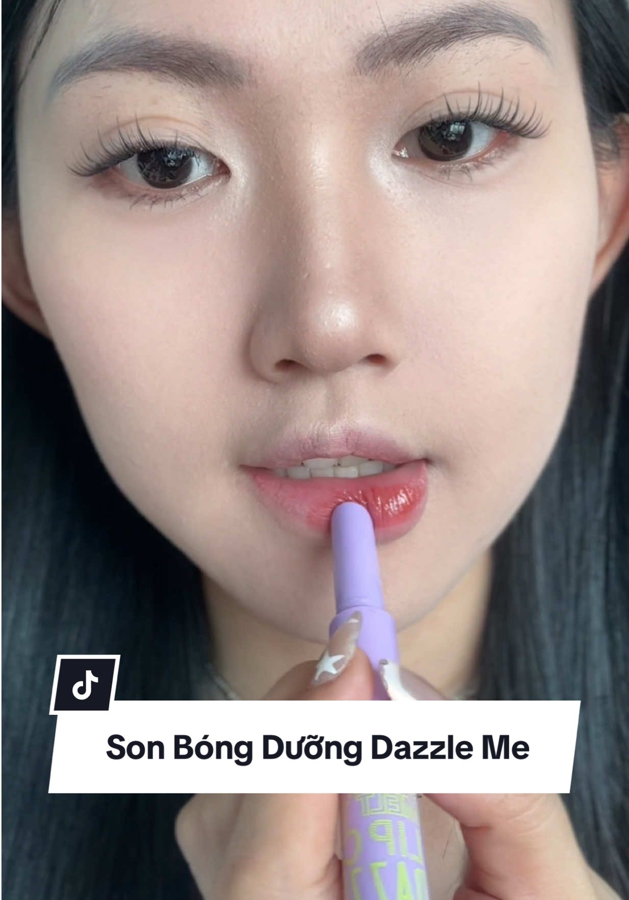 Son bóng dưỡng có màu mà lại còn có khả năng chống UV bảo vệ làn môi xinh, quá đãaa !!! #dazzlemevn #beauty #lipstick #sonbong#songouong 