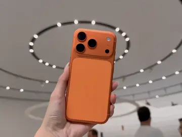 ✨ Trên tay cận cảnh iPhone 17 Pro Max – đỉnh cao công nghệ và sang trọng! Thiết kế viền titan siêu mỏng, màn hình sáng rực rỡ, cụm camera nâng cấp mạnh mẽ. 📱 Siêu phẩm dành cho những ai muốn dẫn đầu xu hướng. #iPhone17ProMax #iPhone17 #iPhone2025 #AppleVN #iPhoneMoi     