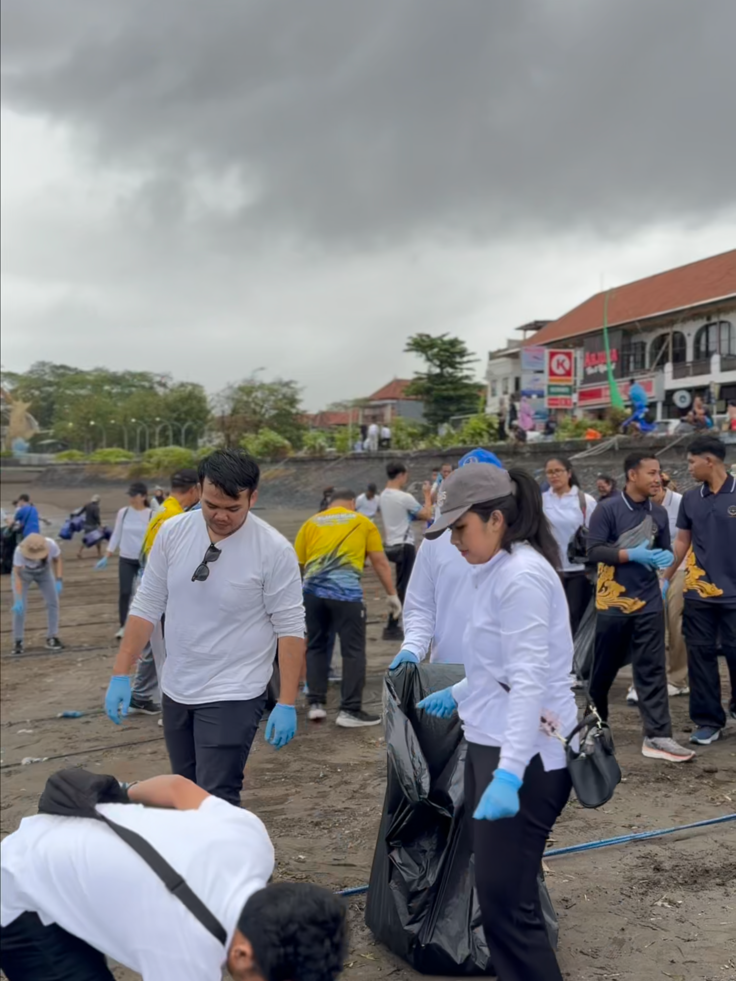 🌊🌱 Aksi Peduli Lingkungan & Kesehatan 🩺❤️ Dalam rangka memperingati Hari Perhubungan Nasional Tahun 2025, dilaksanakan kegiatan bersih pantai dan laut, serta pelayanan kesehatan gratis dan donor darah yang bertempat di Pelabuhan Sanur.  Kegiatan ini merupakan bentuk kepedulian insan perhubungan terhadap pelestarian lingkungan maritim, sekaligus kontribusi nyata dalam mendukung kesehatan masyarakat dan solidaritas sosial. Dengan semangat Harhubnas 2025, mari bersama wujudkan transportasi yang selamat, sehat, dan berkelanjutan. ------ SMRT Distrik Navigasi Tipe A Kelas II Benoa Semangat perubahan, pasti bisa! ----- Jangan lupa follow dan like akun kami Facebook : Djpl Disnav Benoa Instagram : djpl_disnavbenoa Tiktok : djpl_disnavbenoa Youtube : djpl disnavbenoa #Kemenhub151 #DJPLbekerjadenganhati #djplkemenhub151 #SMRTDisnavBenoa #SMRTHublaPastinya #DisnavBenoaSIGAPRAMTUN #LewatLaut #MenghubungkanIndonesia