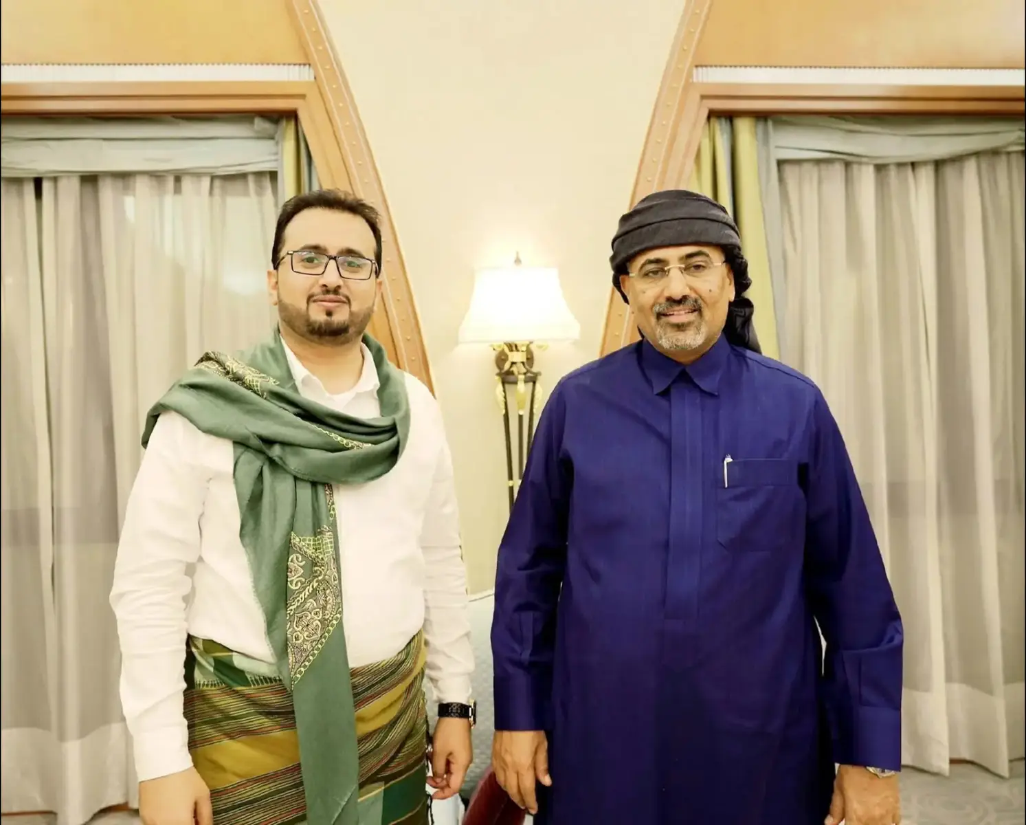 الرئيس عيدروس الزبيدي، أنت من أصريت على تعيين سالم العولقي رئيسا للهيئة العامة لأراضي وعقارات الدولة وعلى الرغم من مماطلة العليمي في إصدار القرار، إلا أنك اتجهت إلى رئيس الوزراء السابق  أحمد عوض بن مبارك، الذي أصدر القرار. وهنا نود أن تكون سندا قويًا للأخ سالم العولقي، وأن تُسكت كل الأصوات فهذه مرحلة حساسة كما نرجو أن تمكِّن الأخ سالم العولقي من المضي قدما نحو استئصال الفساد في هيئة الأراضي. أملنا فيك كبير، وبالله التوفيق #اعجميات