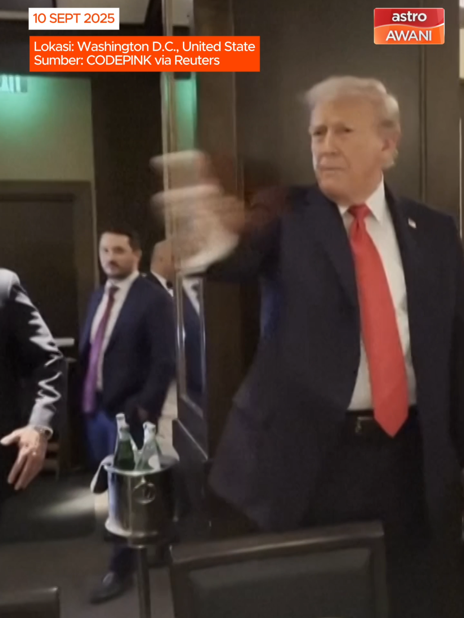“Trump you are not welcome here! Free Palestine! Trump is the Hitler of our time!” Inilah kata-kata yang dijeritkan oleh penyokong Palestin kepada Trump di sebuah restoran di Washington D.C ketika Trump dan pasukannya mahu makan malam. Trump dilihat memberi reaksi terhadap perlakuan tersebut kemudian mereka dihalau keluar. #AWANInews