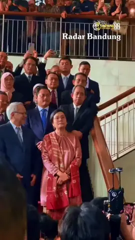 Dengan disaksikan para pejabat di lingkungan Kementerian Keuangan, Sri Mulyani Indrawati secara resmi menyerahkan jabatan Menteri Keuangan kepada penggantinya, Purbaya Yudhi Sadewa, di Gedung Kementerian Keuangan, Jakarta, pada Selasa (9/9/2025). #beritaviral #bintaro88 #fyp #srimulyani #dpr 