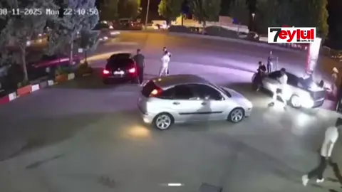 🚗🚘 Bir anda arabayı uçarken gördüler! Kaza anında nereye kaçacaklarını şaşırdılar Ankara’nın Sincan ilçesinde sürücünün kontrolünü kaybederek oto yıkamacının önünde havalanan aracın kaza anı kameraya yansıdı. Çevredeki insanlar panikle etrafta kaçıştı.