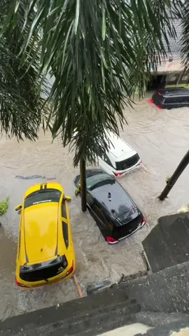 Wahai bumi telanlah airmu dan langit hujan tolong berhentilah 