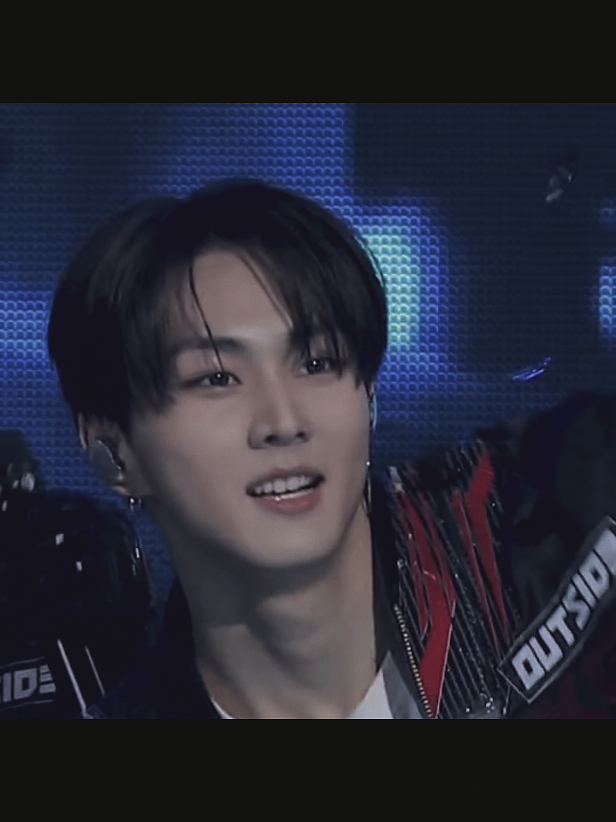 POV : everybody wanna still my boy. semua orang menginginkan pacarku. ya dia memang ramah dan tampan tak heran banyak wanita memuja-mujanya. aku pun merasa beruntung memilikinya, walau awalnya aku sempat bertanya-tanya, tak ada angin tak ada hujan, pria tampan bernama yang jungwon tiba-tiba mengajakku berpacaran, jelas aku menerimanya karena kapan lagi sih dapat kesempatan ditembak cowo populer dan tampan. tentu saja banyak praduga di otakku, namun aku harus buang jauh-jauh dan bersyukur pria idaman para siswi kini menjadi milikku. *** hari berganti hari, bulan berganti bulan, sikap jungwon masih saja sama seperti pertama kali dia mengajakku berpacaran. dia manis dan perhatian, membuatku semakin menaruh hati padanya. jungwon nyaris sempurna, hanya satu kekuranganya, terlalu ramah. keramahanya membuat para siswi terus mendekat padanya, dan dia tidak menolak atau risih sama sekali. dan hal itu membuatku sedikit cemburu. ya siapa sih yang tidak cemburu saat pacarmu di dekati banyak wanita? *** sore ini aku dan jungwon akan berkencan. kami berencana mengelilingi kota sambil menikmati surya yg perlahan menghilang. saat aku membuka pintu sudah ada jungwon di depan gerbang, bersama motor besar nya yang menawan. 