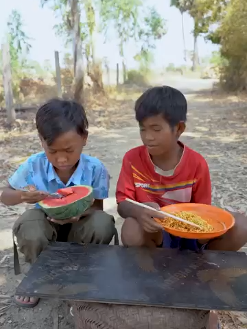 Outdoorfood SIMPLE and USEFUL U Are So Kind All Bro Share Snack In Forest #survival #camping #forest - Primitive Natural World