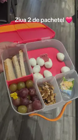 Voi ce le puneți picilor la scoala/grădiniță 🤗 Azi am avut oua de prepeliță, cașcaval, nuci si struguri 🥰