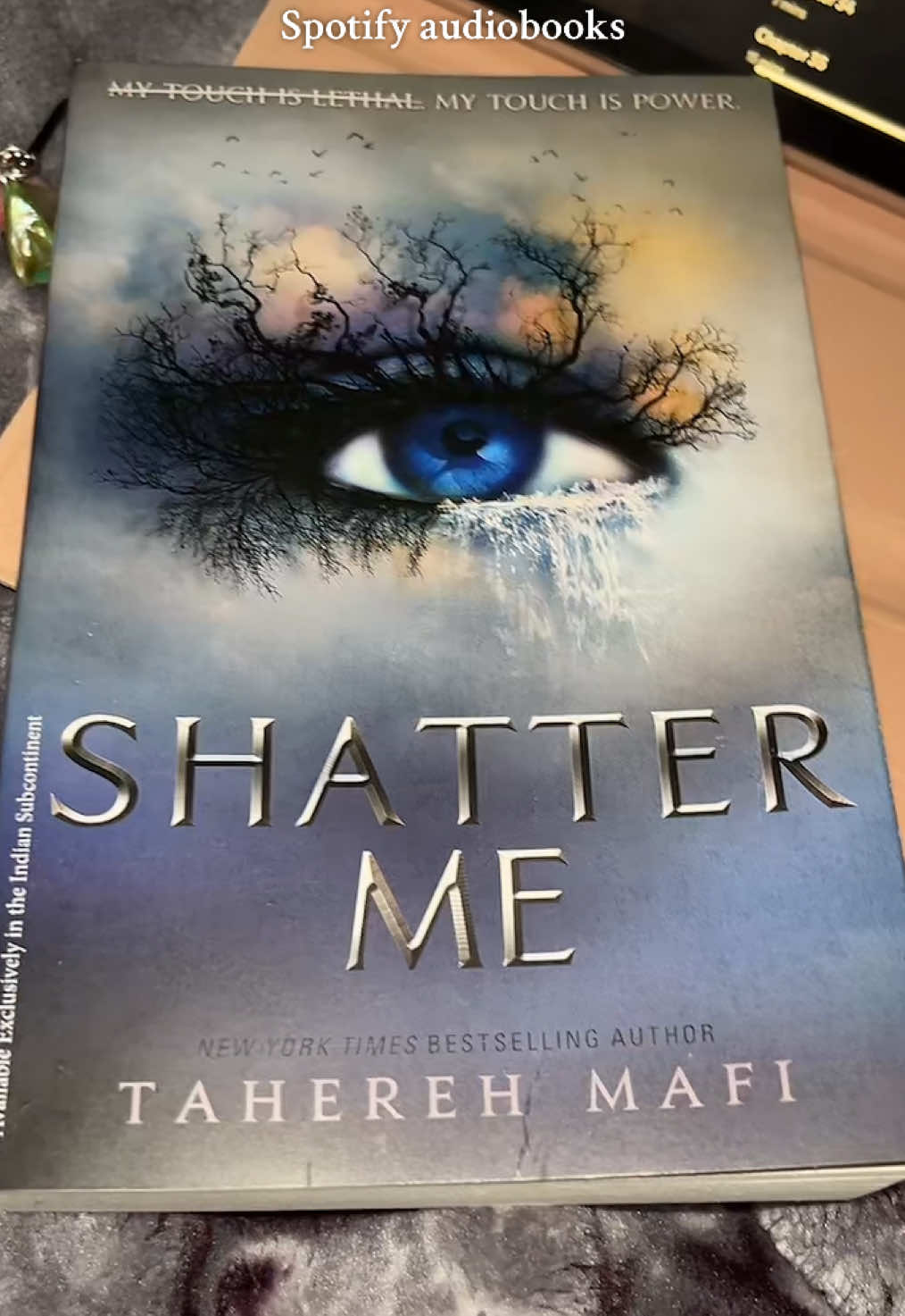 Thanks to audiobooks and AirPods noise cancellation, I can keep reading and concentrate even with a loud family 🥹📚 #books #BookTok #fyp #booktoker #shatterme @tahereh mafi 